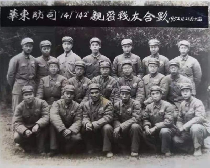 3  1952年11月，华东防司雷达兵戎装集体照，其中交大首批雷达兵校友有陈辅伦、石松年、黄秀铭、林学昌、卢象畴（前排左一至左五）、孙祥麟、刘篪、夏克同（中排左二、左四、左五）、计燕华、周思文（后排左五、左六）.jpg